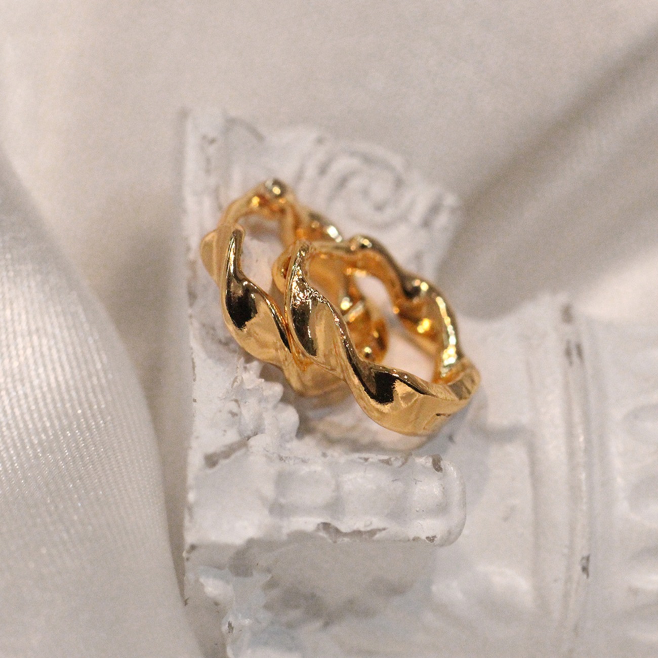 벨라블랙 스파이럴 후프 귀걸이 spiral hoop earrings