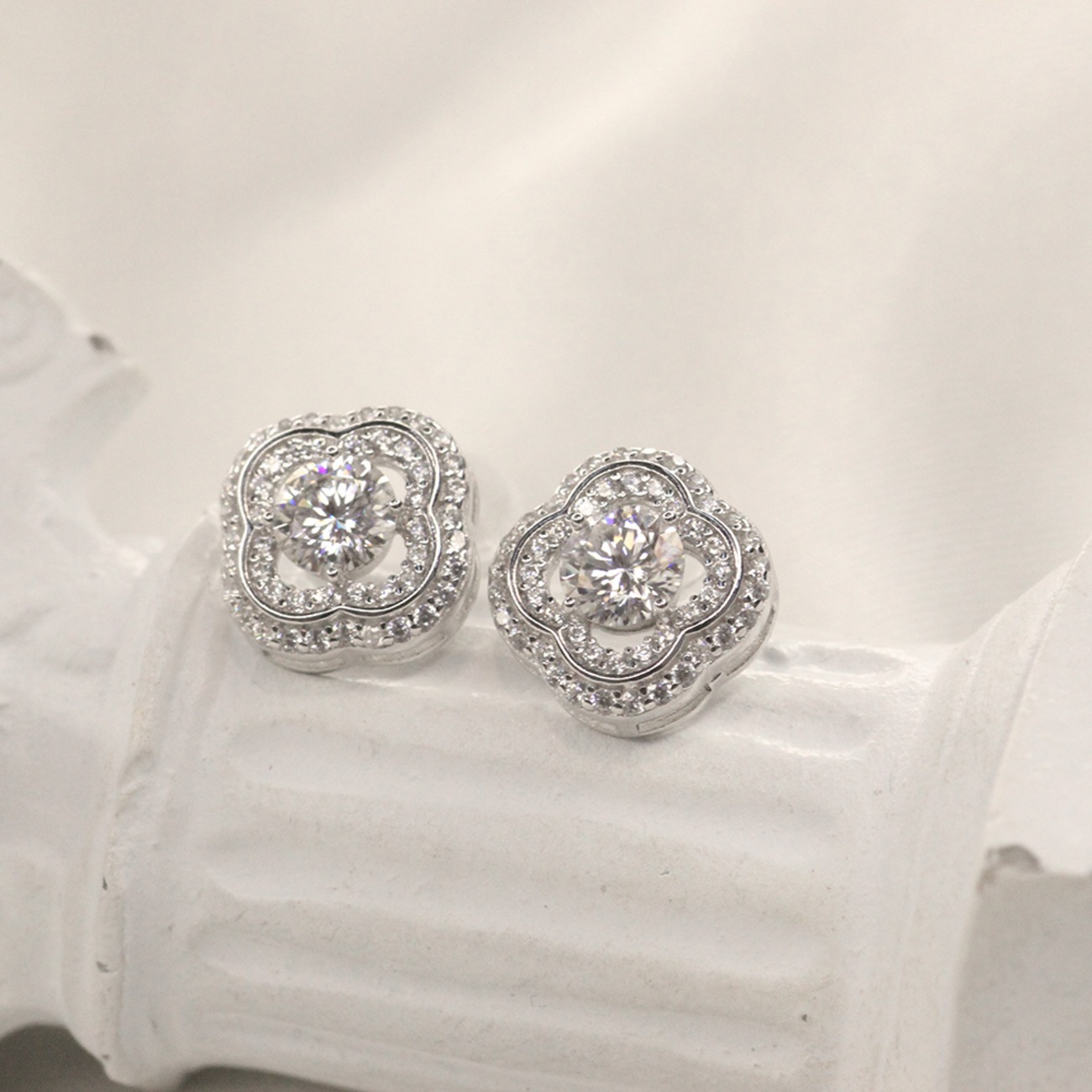 벨라블랙 쿼트레포일 모이사나이트 귀걸이 Quatrefoil Earrings
