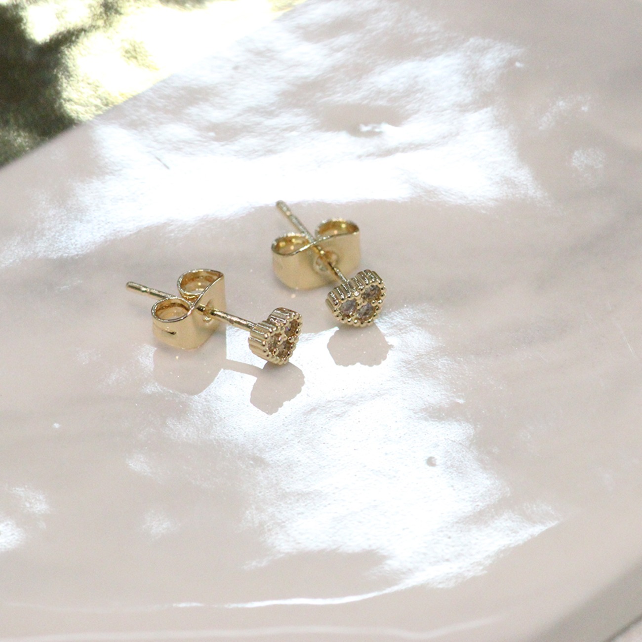 벨라블랙 디마인 하트 귀걸이 Divine heart earrings